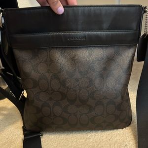 Over the shoulder coach Purse/ color: black, brown
